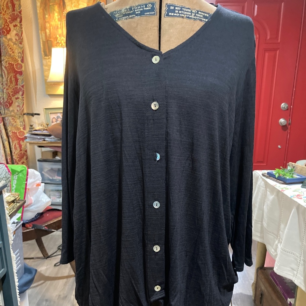 New Kim & Cami 1/3 sleeve top with knot detail.
